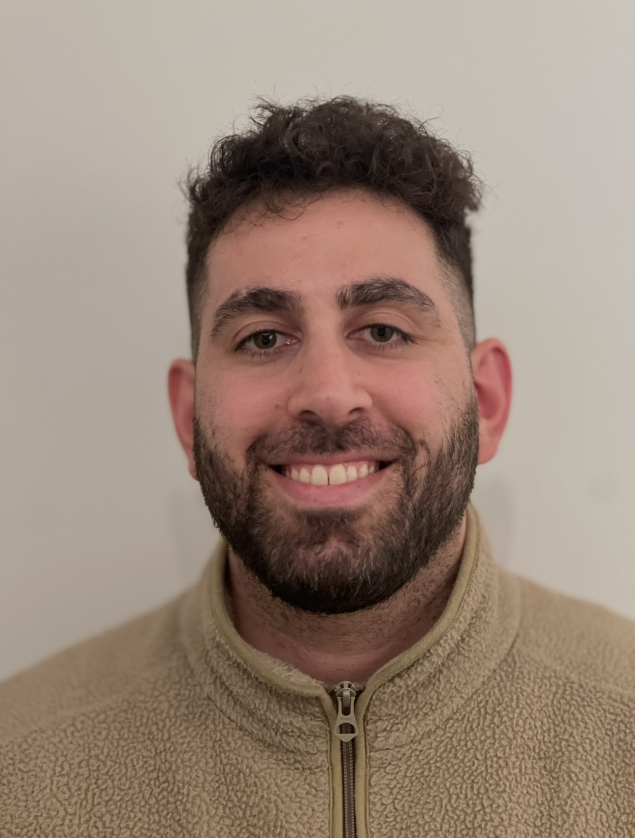 en person som smiler til kameraet