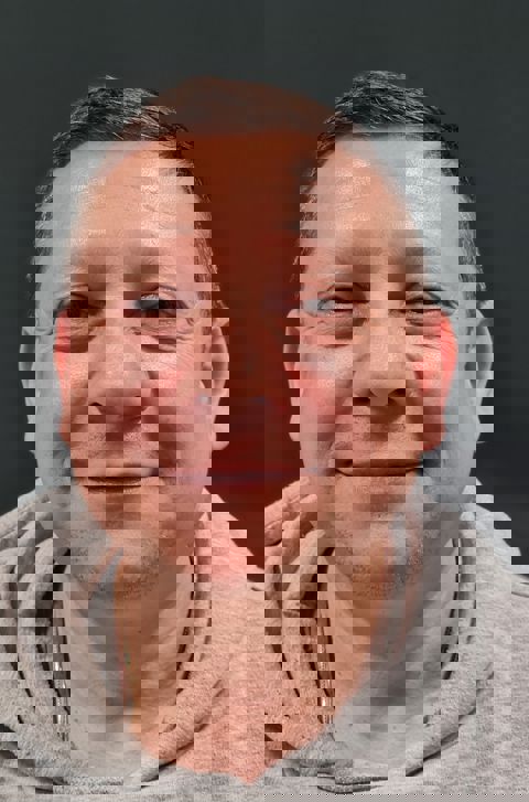 en person som smiler til kameraet