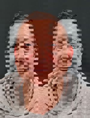 en person som smiler til kameraet