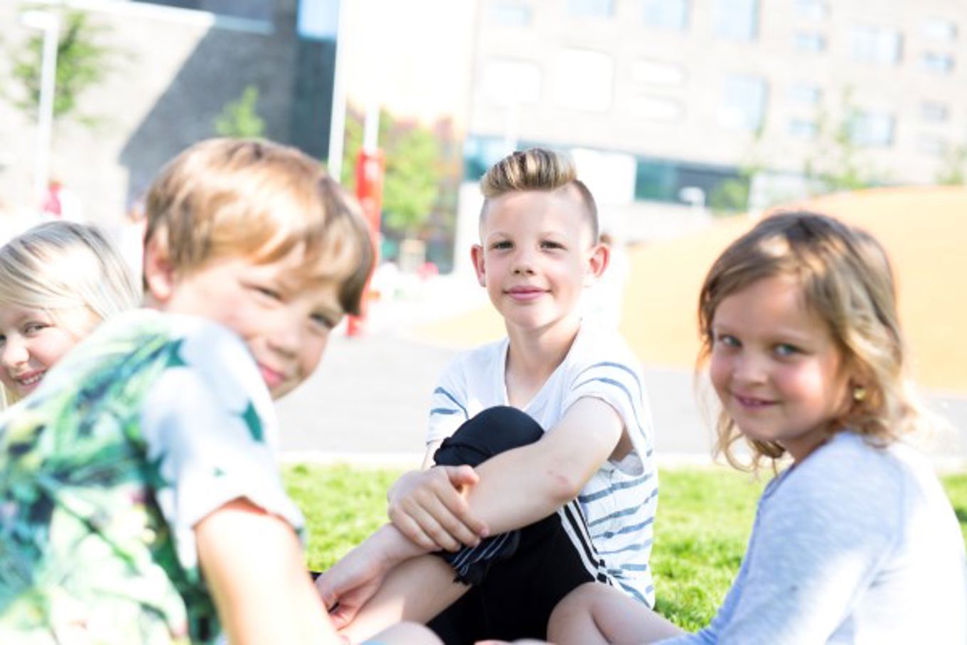 Ute i skolegården aldersblandet Ute i skolegården aldersblandet