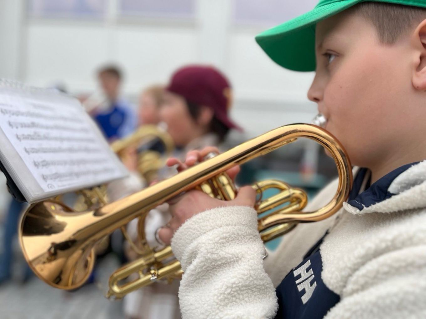 en person som spiller trompet