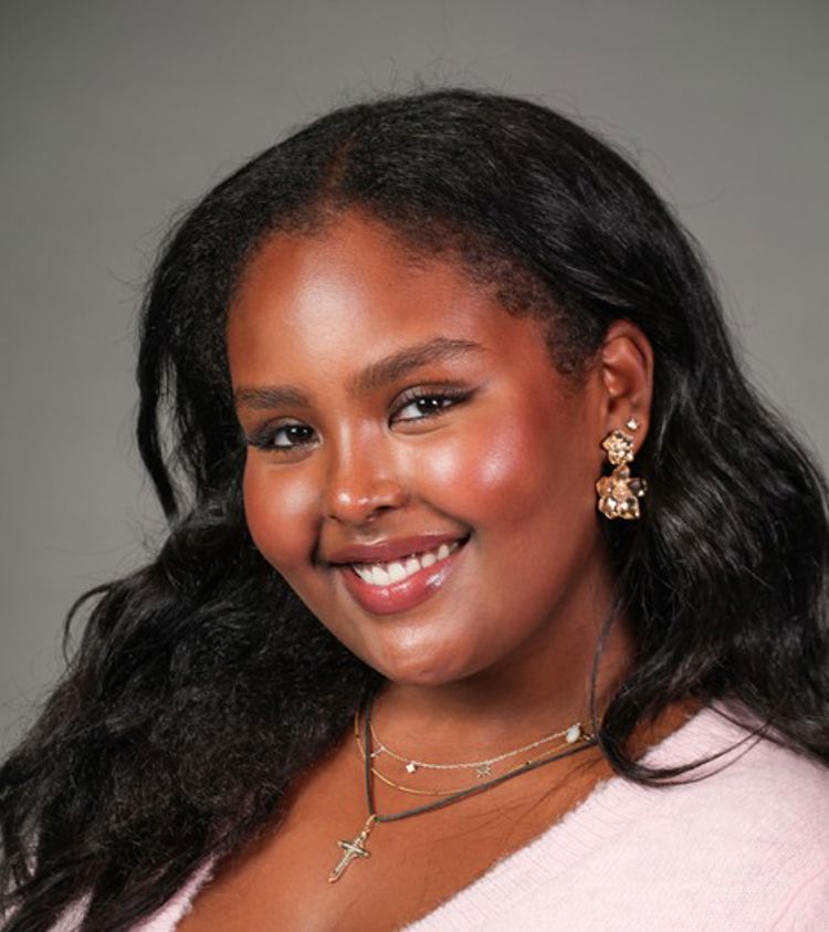 en person med langt hår som smiler