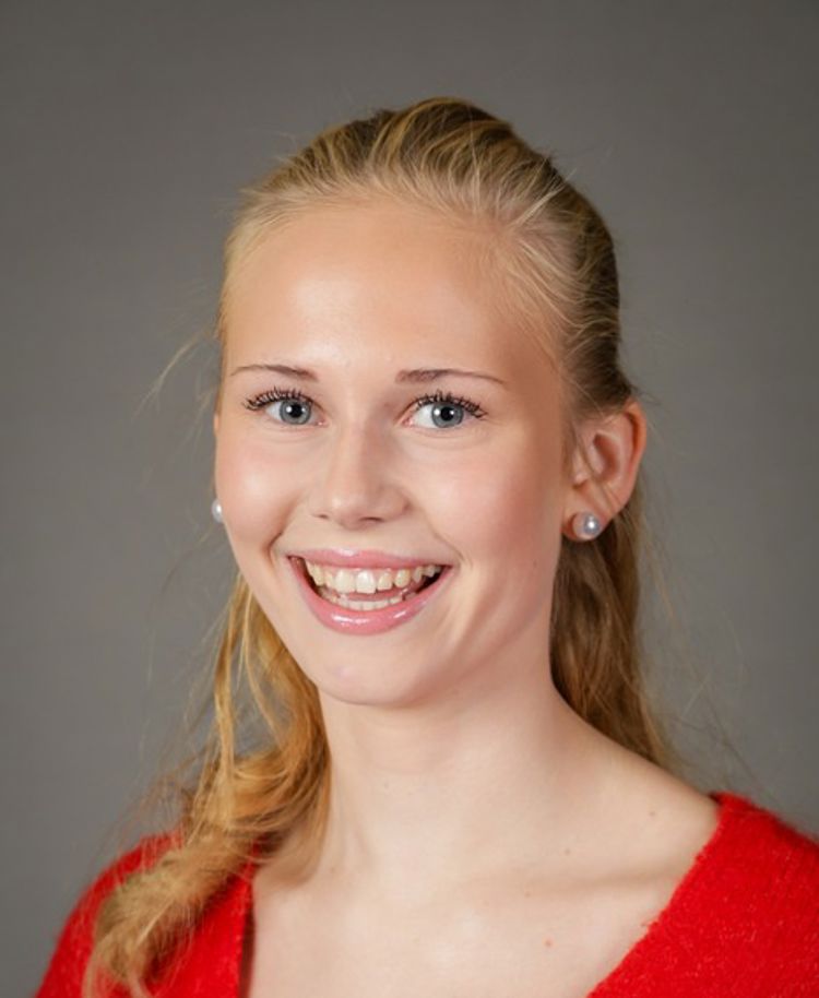 en person som smiler til kameraet