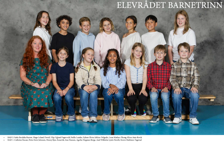 en gruppe mennesker som poserer for et bilde