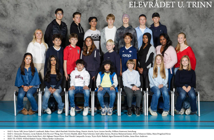 en gruppe mennesker som poserer for et bilde