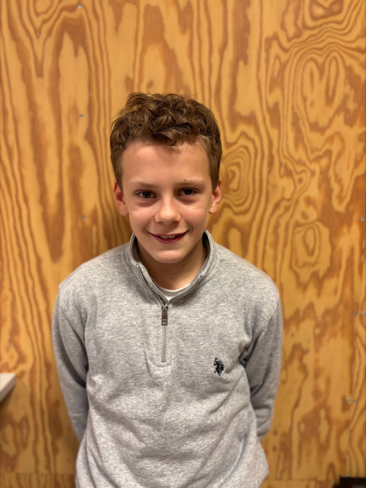 et barn som smiler til kameraet