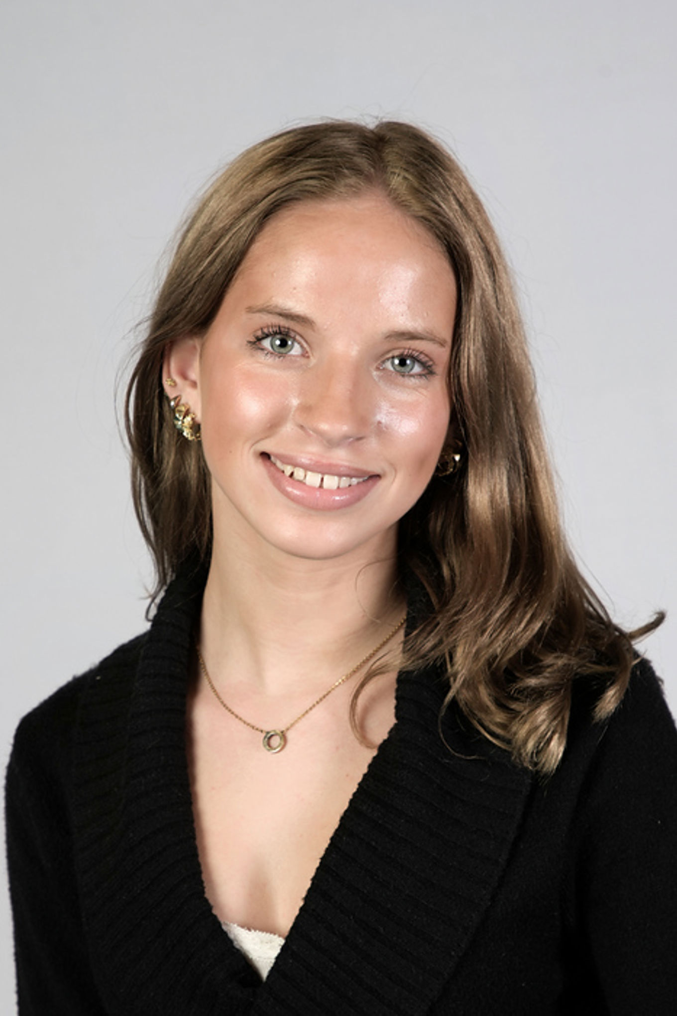 Foto: Madelen Christoffersen Stojkovic, nestleder elevråd ungdomstrinn en person med langt hår som smiler