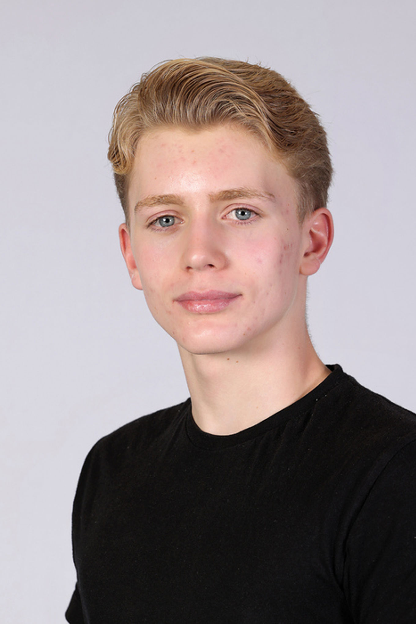 Foto: Melvin Lund Tvenge, elevrådsleder ungdomstrinn en person med blondt hår